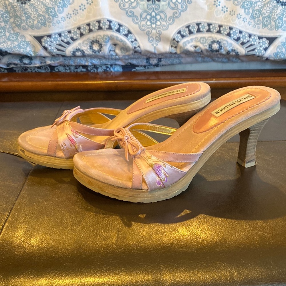 Adorable gentle used pink Steve Madden sandals - perfect for a summer night out!